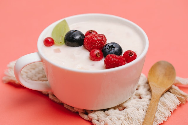 Foods that boost the metabolism: Ypghurt in cup