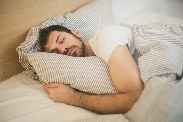 Tips to Burn Fat Fast: Sleeping man