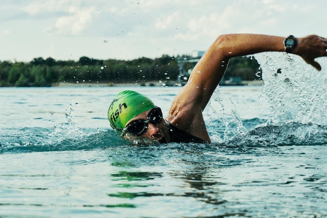 How Many Calories Do I Need To Burn To Lose Weight: Ocean swimmer